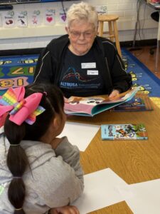 Altrusa members reading with students